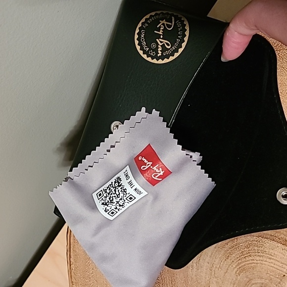 Ray-Ban sunglasses case - like new - Picture 3 of 5